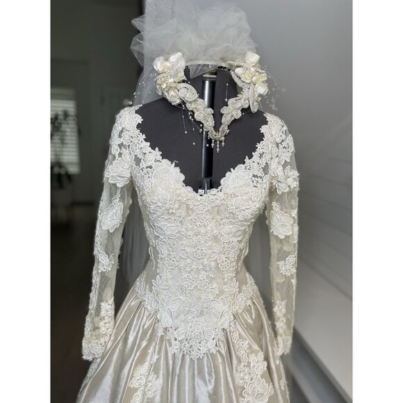 Victorian Style VTG  Wedding Gown Champagne Duchesse Satin & Lace, Silk Size S 4 - Picture 4 of 11